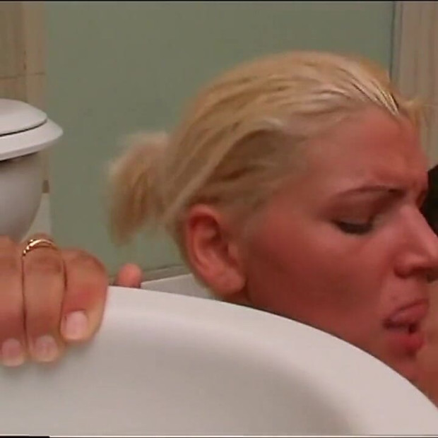 مثير شقراء كس سخيف في الحمام