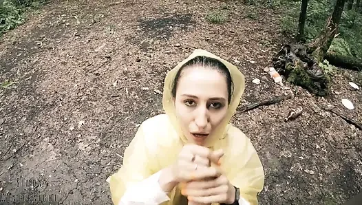 Schwarze Lynn in gelber Regenjacke lutscht schwanz im wald - blowjob im freien und sperma im mund