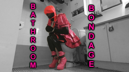 Sissy-Zimmermädchen Bondage im Badezimmer, auf Toilette gesperrt