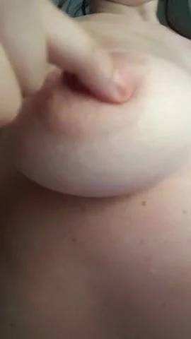 Susy si sputa sulle tette
