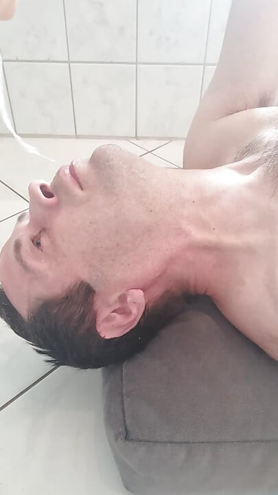 Eu como minha própria garganta
