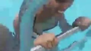 Sexy meisje dat selfies doet in een zwembad. Mp40