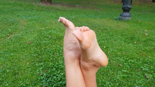 Hot girl shows her soles in the park