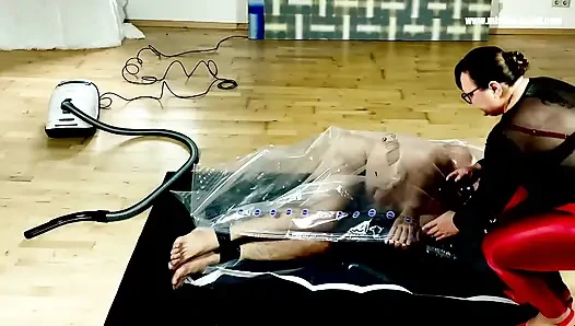 Dominatrix sahibe April - boşaltılmış ve mühürlü köle