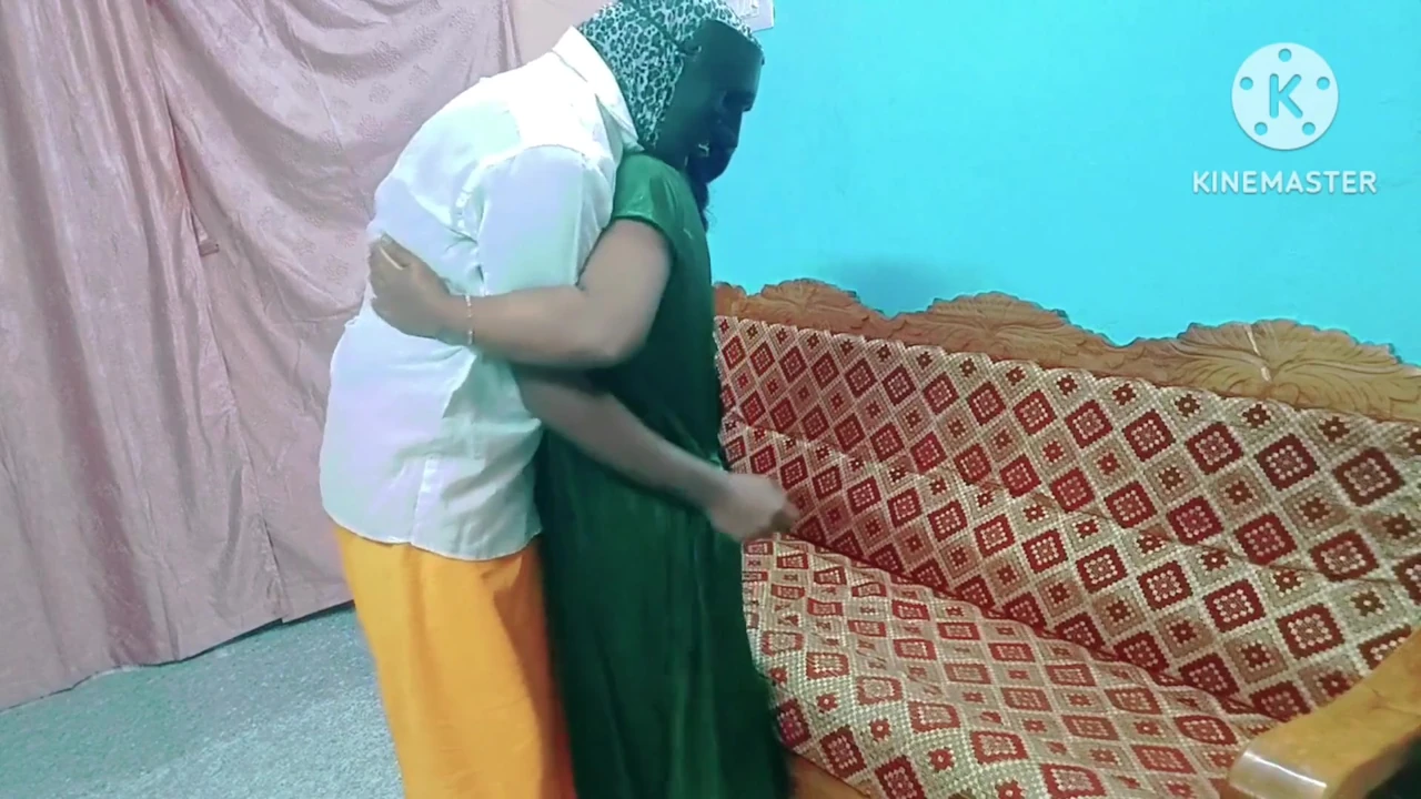 Tatminsiz ev hanımı kayınpederini baştan çıkardı ve onun tarafından sikildi - yüksek sesle inleyerek tam tamil ses