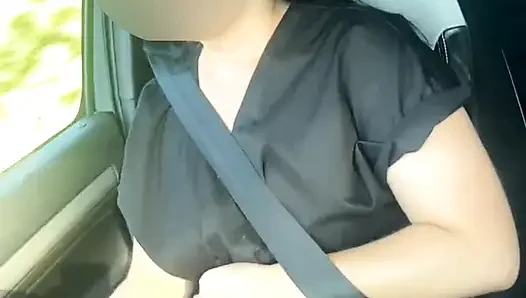 MILF seksi telanjang di dalam mobil