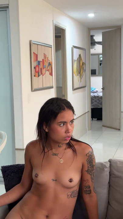 Descopăr că iubita mea se masturbează în secret cu mama mea vitregă cu curul mare și îi sfârșesc pe amândoi și îi iau dorința. | Clip 3