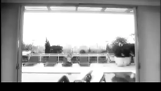 Ju Pantera bu erotik siyah beyaz sahnede götüne bir yarak sokuyor