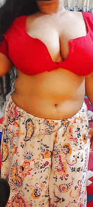 Cận cảnh lỗ đít hứng tình! Bộ ngực to nóng bỏng Ấn Độ cream sex
