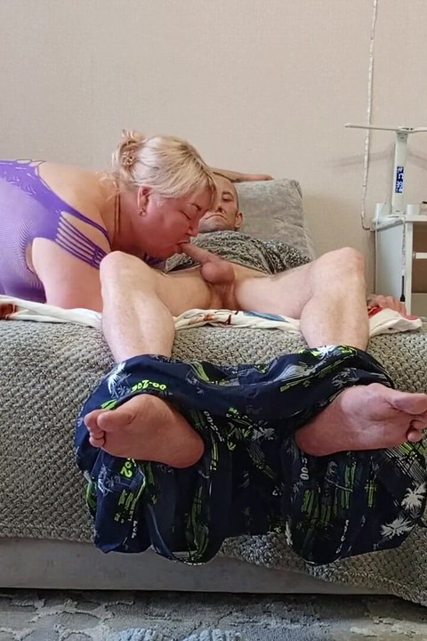 Nienasycona dziewczyna zawsze chce ssie kutasa i połykać spermę