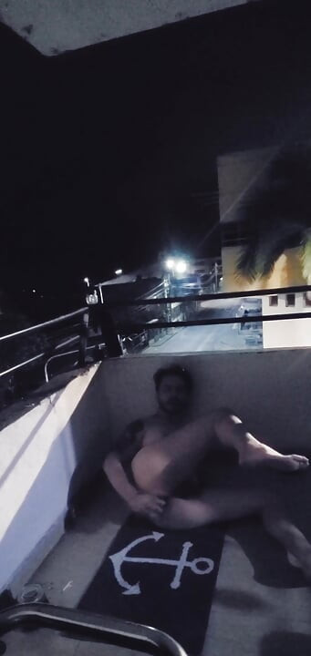 Brzo jebanje s dildom na balkonu