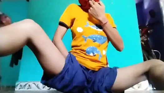 Gadis cantik India melakukan fingering di rumah