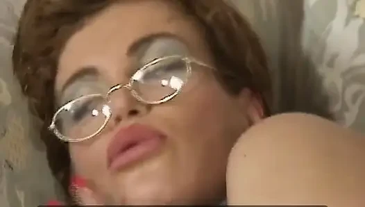 Das ist eine stilvolle dame aus Deutschland, die gerne schwanz reitet