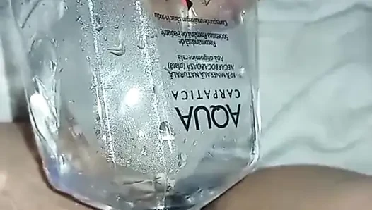 Wasser Aus Einer Flasche in Die Vagina Geben