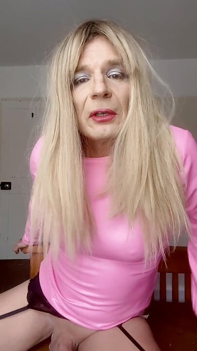 I am bored of playing with dildos. I want your cock inside me