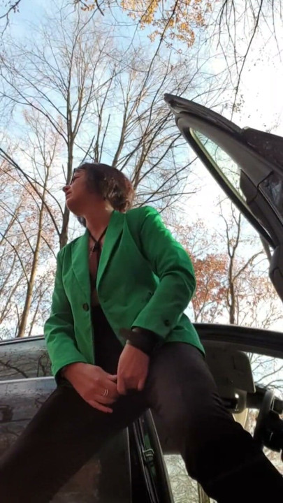 Squirt at parking area public | Clip 1