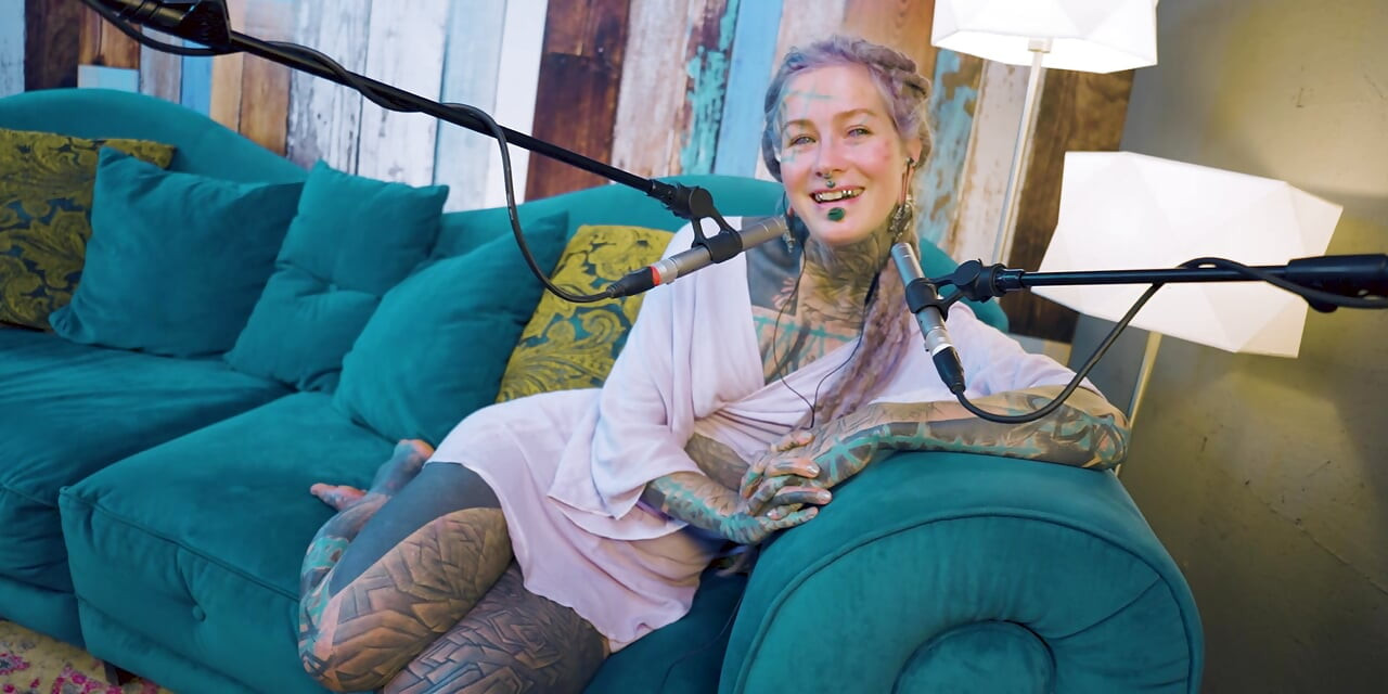 Hablo de B - Bordem - asmr podcast sfw hablando gótica flaca chica dreadlocks tatuada modelo tatuada chica tatuada