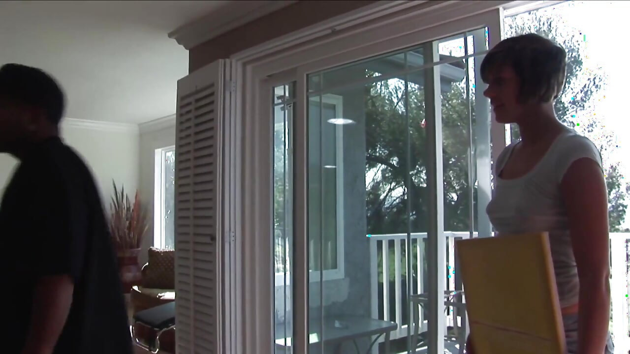 Brunetka z krótkimi włosami ostro wali z BBC