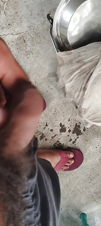 גבר שמתקלח החביא היום חמין שחור