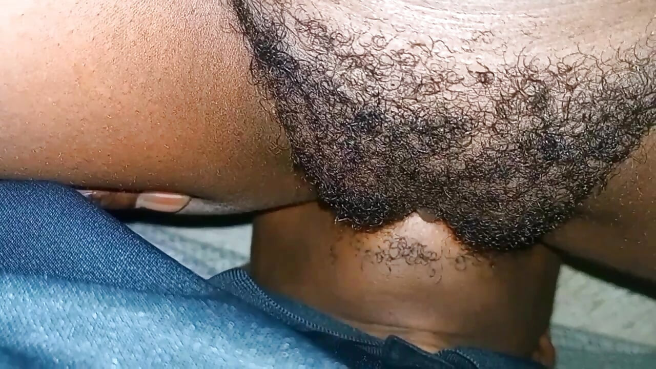 她让我让她和送货员上床。