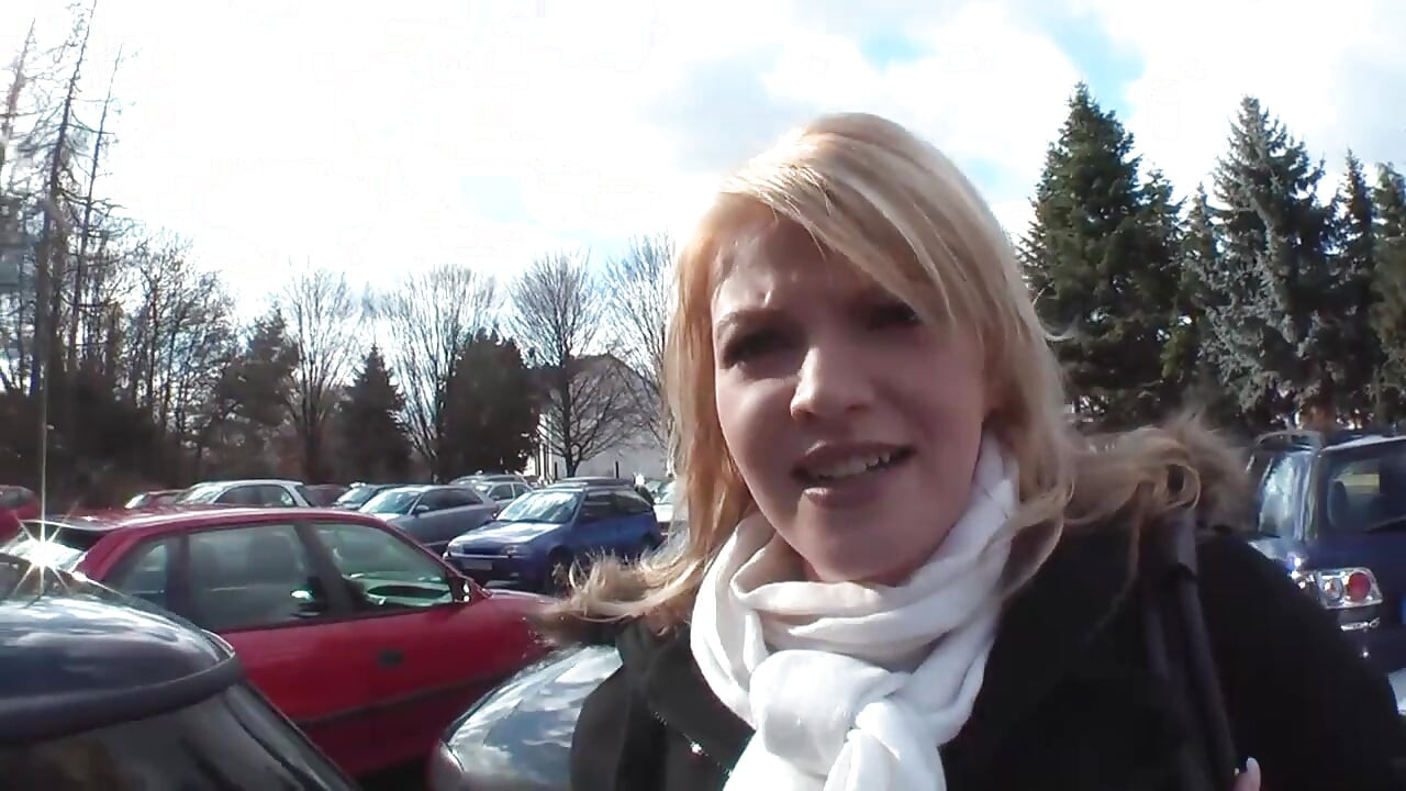 Dia perlu menghisap zakar keras yang besar