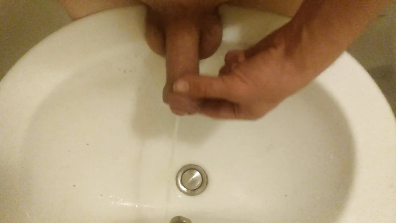 Kikar på min hand, i ett handfat