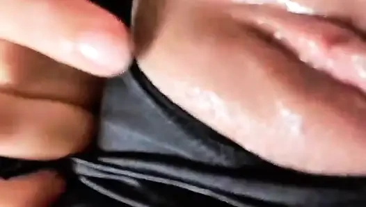 Onlar eve gelmeden önce tek başıma mastürbasyon yapmaktan faydalanıyorum