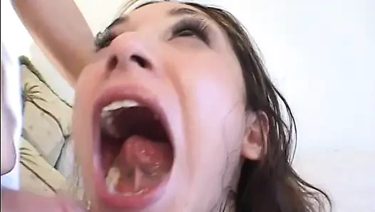 Si gadis remaja hot rambut pirang dengan toket aduhai roxy jezel suka banget nyepong 3 kontol sekaligus