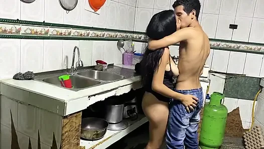 Büyük memeli büyük götlü genç üvey annemi sağıyorum o her zaman her şeyi veriyor