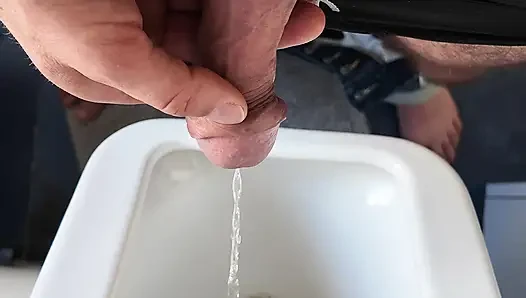 Yakın çekim büyük sünnetsiz yarakla pisua içine işiyor