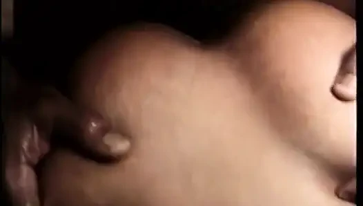 Üstün zenci bebek evde yatakta dev siyah yarağı emiyor