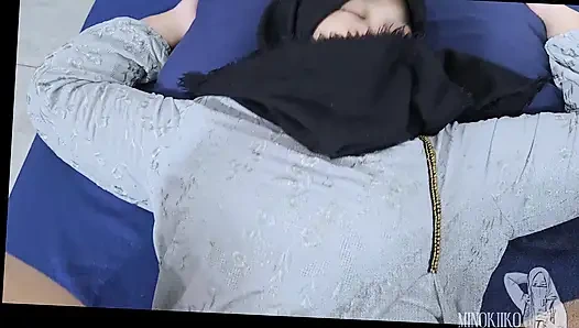 Невестка в хиджабе возбуждается и удивляется спермой внутри - Minokiiko