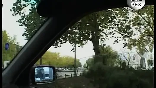 Edepsiz Alman sarışın vücudunu gösteriyor