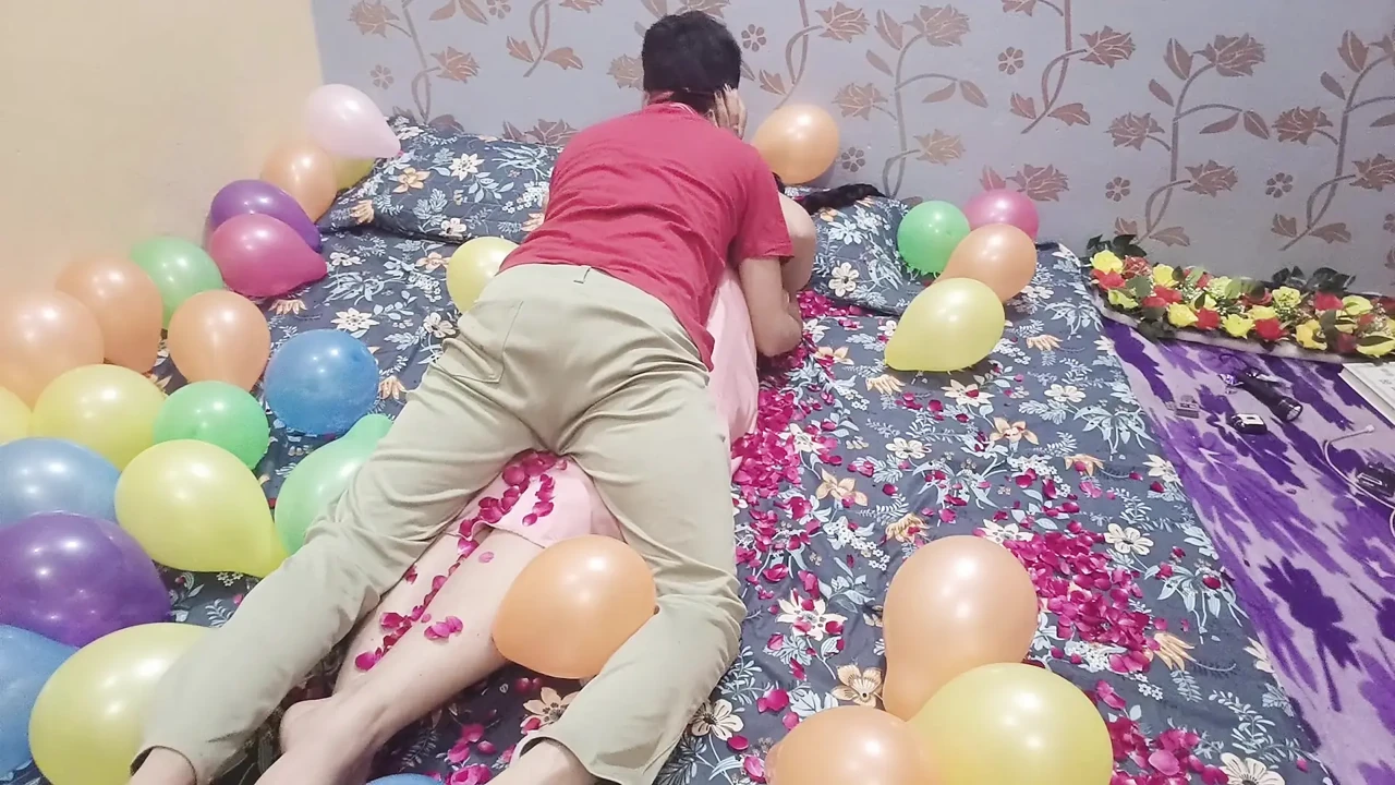 My College Girlfriend Gave Me a Hot Birthday Night Stand Surprise – Passionate Sex with Rose Petals & Balloons, Real Homemade