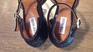 Сперма на моей сестре Steve Madden на высоких каблуках