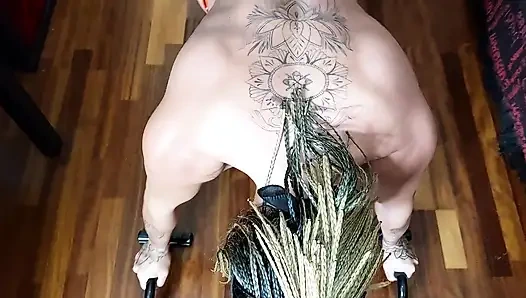 Сучка вступает в форму