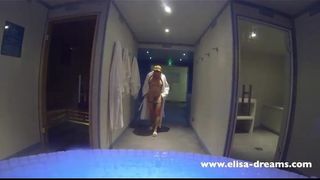 Blankziehen meines Körpers in einem Spa-Sauna-Whirlpool