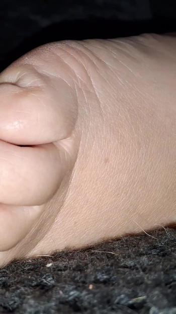 Je filme candidement ses jolis pieds de GILF pendant qu’elle les caresse sans répit | Clip 1