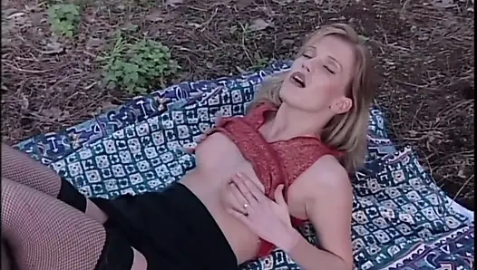 Güzel orta yaşlı seksi kadın ile açık havada sikişiyor ve ağzına büyük bir yarakla boşalıyor