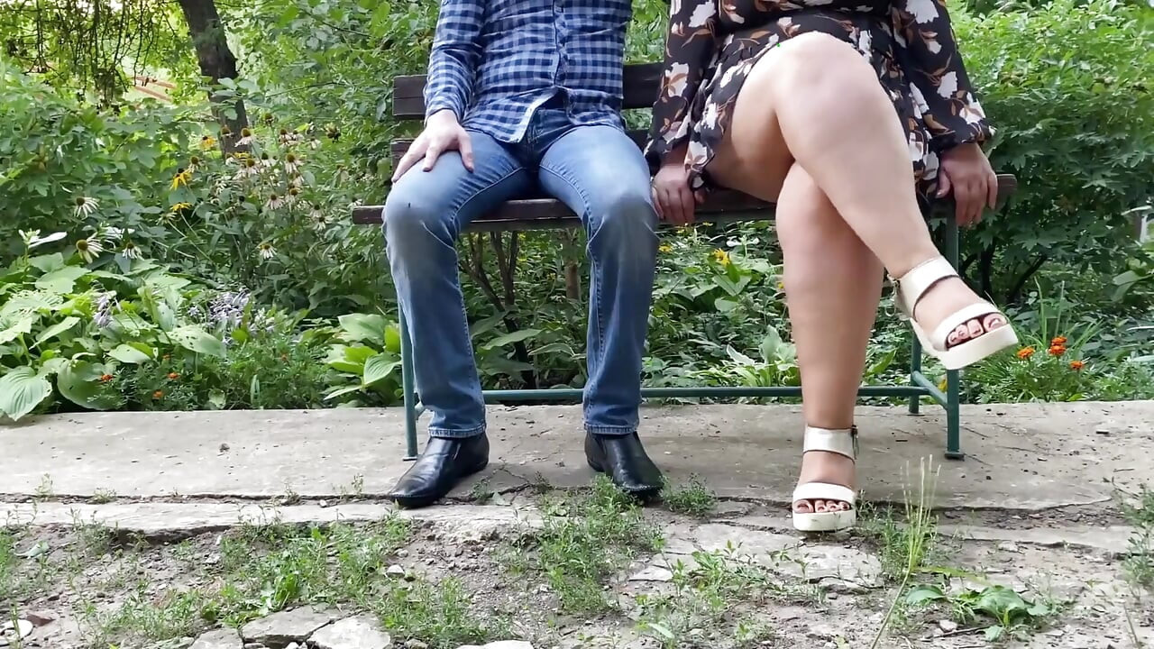 Droljasto zrela MILF sa seksi nogama pomaže mi pišati dok sjedim na klupi
