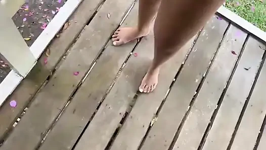 Hayalimi gerçekleştirdim. Komşumun havuzunda çıplak yüzdüm, sonra ona sıcak vajinamı verdim.