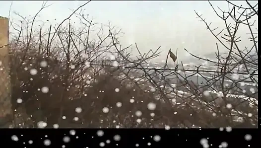 Молодую милфу трахнул и наполнил сливками в киску большой жесткий член в снегу