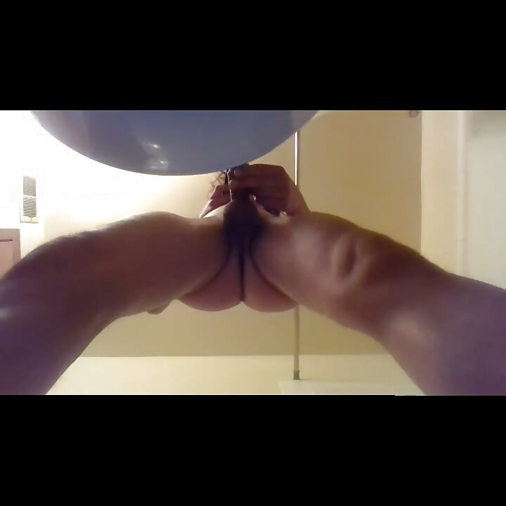 第一人称视角 变性人女孩尿在自己和相机上：双角度