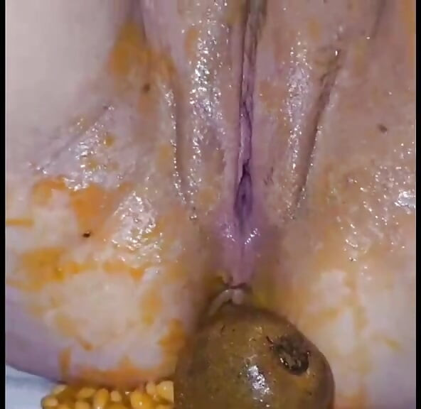 Spermă dezordonată și pizdă umplută cu mâncare