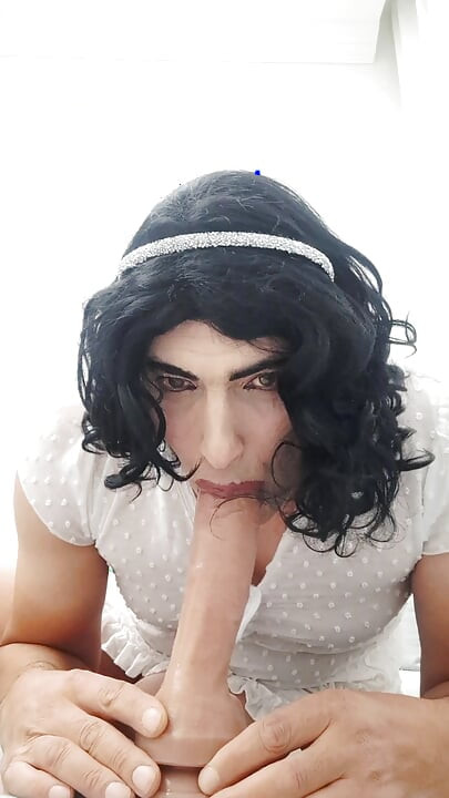 Susie สวมชุดขาวและเล่นเสียว