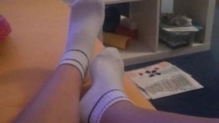 Junges Mädchen zeigt Füße im Kik-Chat