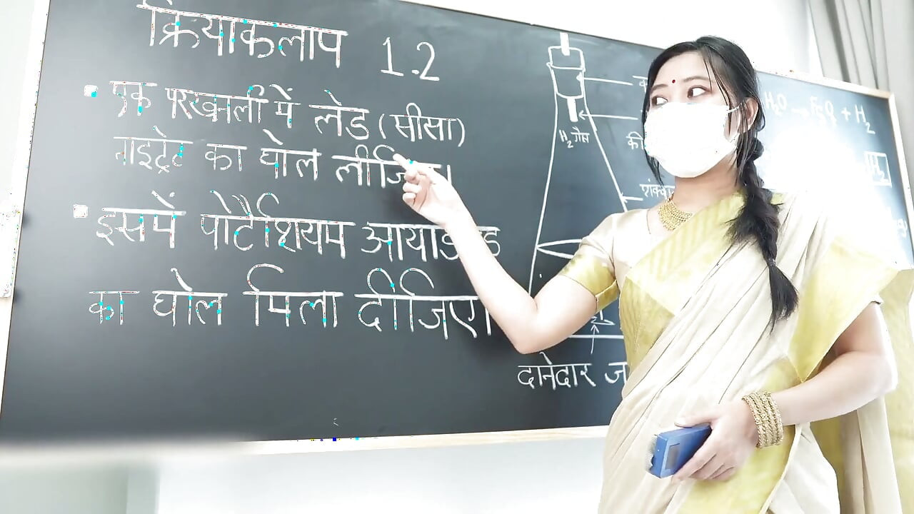 Desi mooie hete lerares neukt haar student in de klas