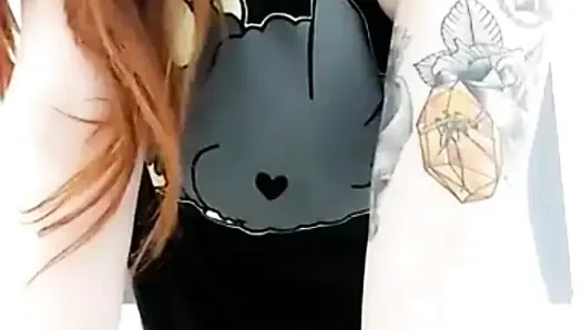 Rothaarige hottie strippt nach dem training und kommt über das waschbecken