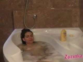 Vacker zuzinka i varmt badkar