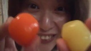 Японская шариковая конняку в киске в любительском видео